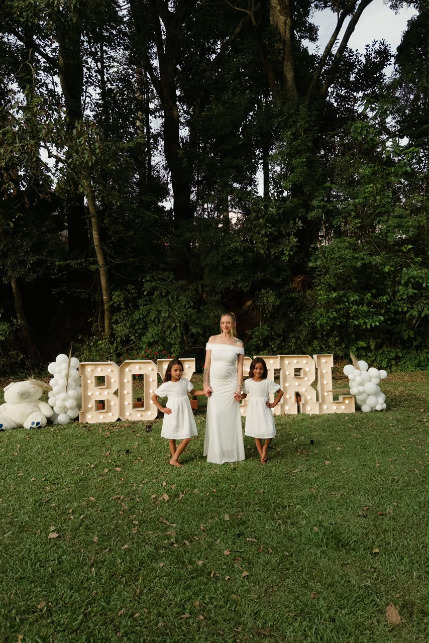 Letícia com as filhas no chá revelação