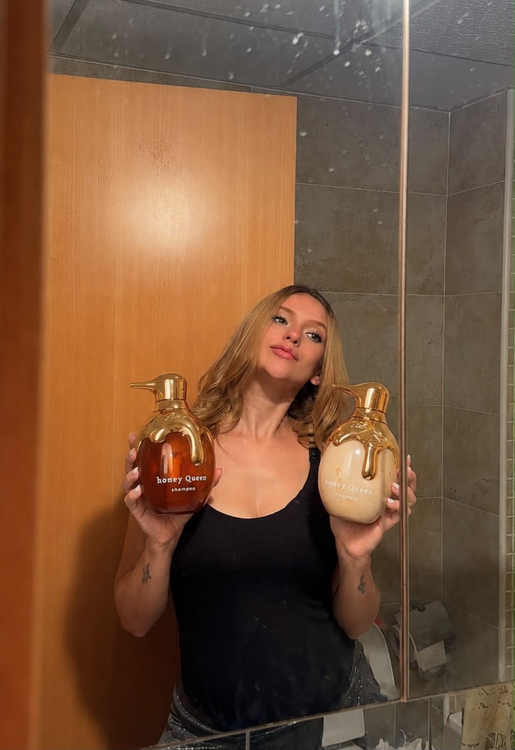 Letícia apresentando produtos para cabelo